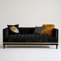 Czarna sofa trzyosobowa z aksamitną tapicerką i złotą listwą 200 x 85 x 80 cm